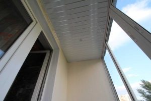 Как и из чего сделать потолки на балконе?