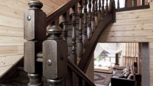 Особенности лестниц из массива дерева и дизайн в интерьере частного дома