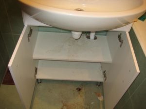 Установка в ванной раковины с тумбой: как сделать правильно?