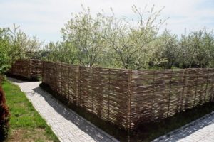 Оригинальный плетенный забор на даче: технология изготовления