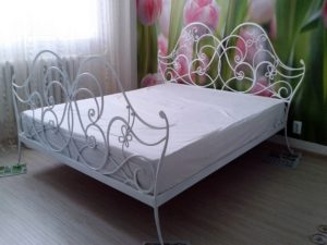Белые кованые кровати