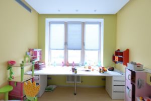 Стол-подоконник: оригинальные идеи организации пространства в детской