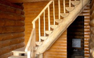 Лестницы из бревен: разнообразие форм и конструкций