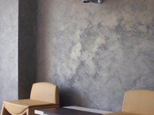 Декоративная краска для стен с эффектом шелка: особенности применения