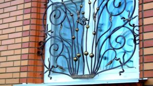 Металлические решетки на окна: оригинальные варианты оформления
