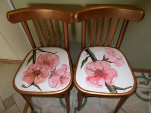 Декупаж стульев в разных дизайнерских стилях