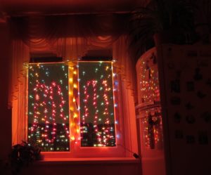 Как украсить окна гирляндами к Новому году?