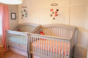 Как выбрать кроватку для новорожденных двойняшек?