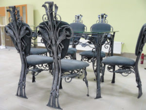 Для какого дизайна подходят кованые стулья?