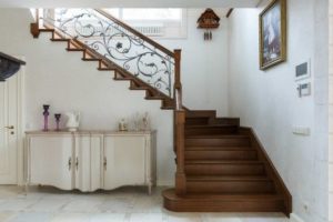 Особенности лестниц из массива дерева и дизайн в интерьере частного дома