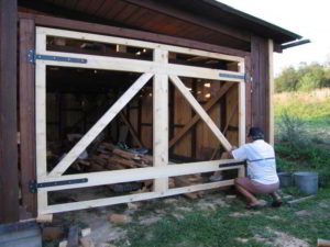 Как сделать деревянный гараж своими руками?