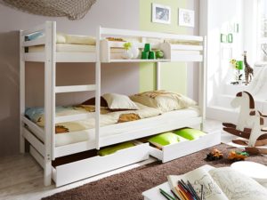 Двухъярусная кровать белого цвета в интерьере детской