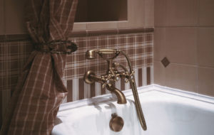 Керамические уголки для ванной: критерии выбора и способы монтажа