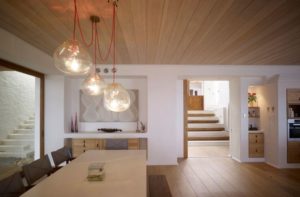 Деревянный потолок в квартире: красивые идеи в интерьере
