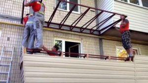 Козырьки над балконами: особенности конструкции и способы монтажа