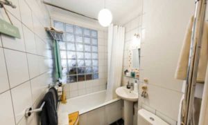 Окно между ванной и кухней в хрущёвках: предназначение и варианты оформления