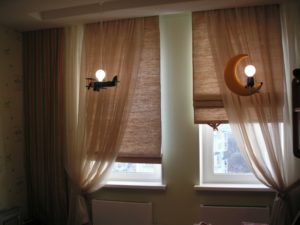 Оформление окна рулонными шторами и тюлем