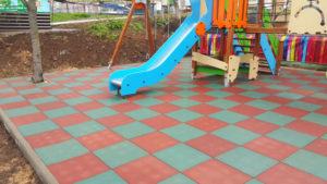 Как выбрать и уложить резиновую плитку для детской площадки?
