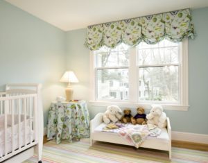 Короткие шторы в интерьере детской комнаты