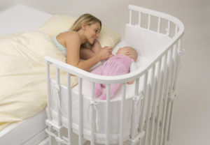 Особенности выбора приставных кроваток для новорожденных
