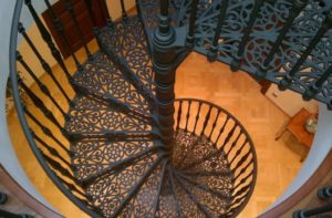 Чугунные винтовые лестницы: особенности конструкции