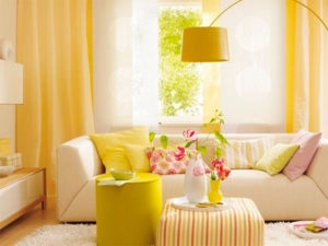 Желтые шторы: создаем позитивное настроение