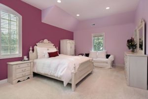 Модная покраска стен в спальне