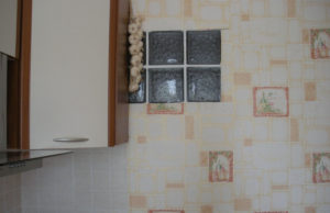 Окно между ванной и кухней в хрущёвках: предназначение и варианты оформления