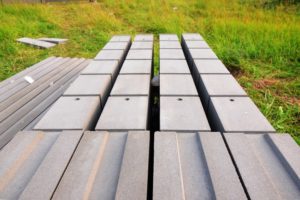 Как выбрать бетонные столбы для забора?