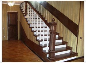 Чем покрасить лестницу на второй этаж в доме?