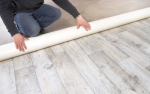 Как стелить линолеум на деревянный пол?