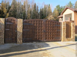 Деревянные ворота: особенности конструкций