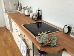 Деревянные столешницы для кухни: как выбрать и ухаживать?