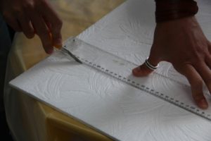 Как клеить потолочную плитку из пенопласта?