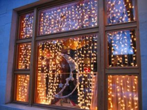Как украсить окна гирляндами к Новому году?