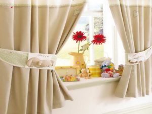 Короткие шторы в интерьере детской комнаты