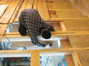 Как сделать потолок в частном доме своими руками?
