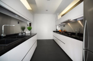 Особенности и варианты дизайна белой кухни с черной столешницей