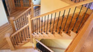 Как выбрать и установить поручни и перила для лестниц в частном доме?