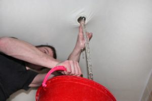 Как слить воду с натяжного потолка самому