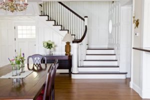 Белая лестница в дизайне интерьера дома