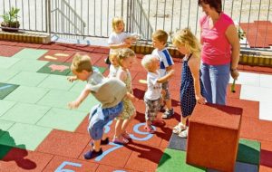 Как выбрать и уложить резиновую плитку для детской площадки?