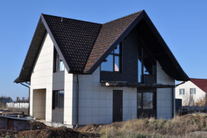 Красивые вентилируемые фасады из керамогранита: преимущества установки для загородных домов