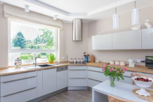 Угловые кухни с окном: достоинства, недостатки и тонкости оформления