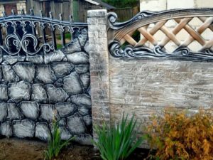 Декоративный бетонный забор: красивые варианты оформления