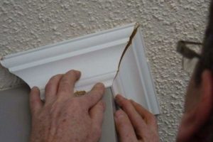 Как клеить плинтуса на потолок?