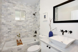 Белая плитка для ванной: особенности материала и варианты отделки