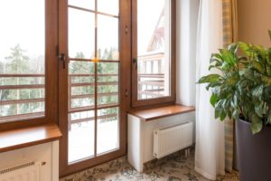 Коричневые пластиковые окна: стильное решение для квартиры и дома