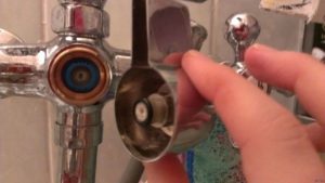 Ремонт смесителя в ванной: поломки переключателя на душ