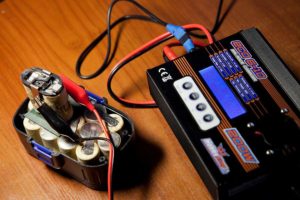 Как зарядить аккумулятор от шуруповерта без зарядного устройства?